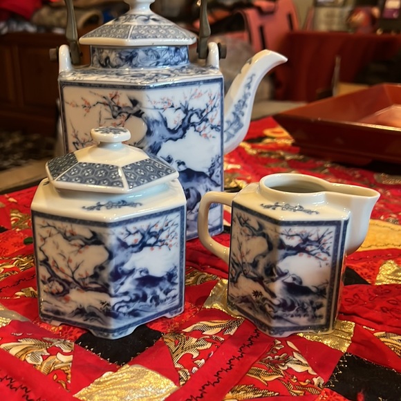 VINTAGE BLUE WHITE PINK CHERRY TREE BLOSSOM CHINESE TEAPOT WITH BRASS HANDLE set - Picture 2 of 12